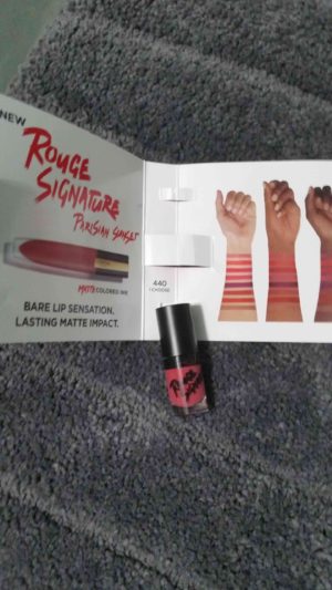 Loreal Rogue Signature sample with info pack inside desplay