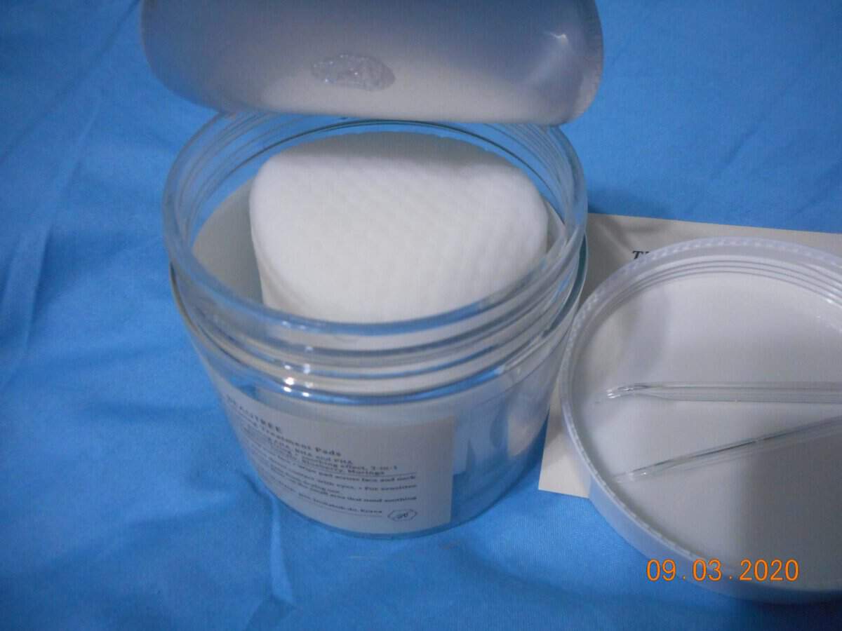 BEAUTREE Blemish Calming Treatment Pads. Open jar with tweezers on lid.