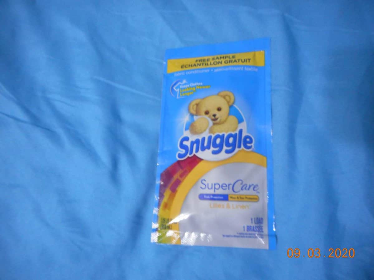 Snuggle® SuperCare™ Lilies and Linen fabric softener packet.