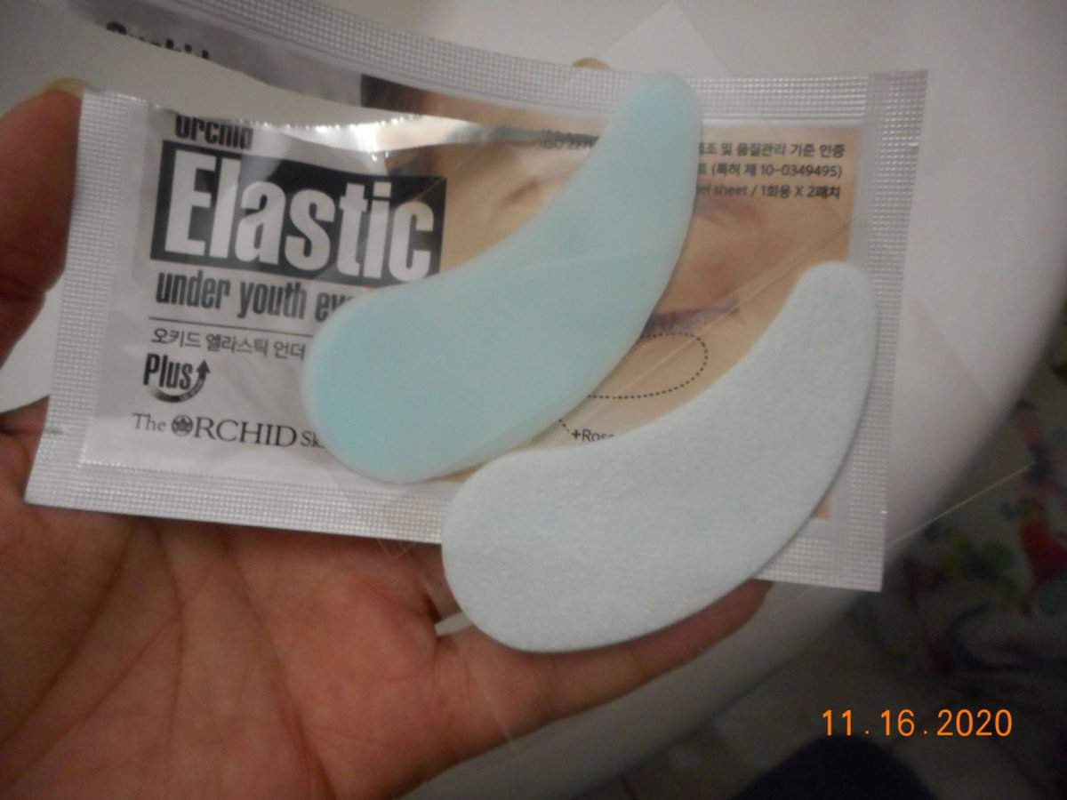 elastic eye gel blue on one side felt white on the other.