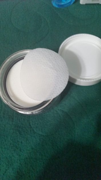 Derma-E Ferulic Acid Resurfacing Pads in jar.