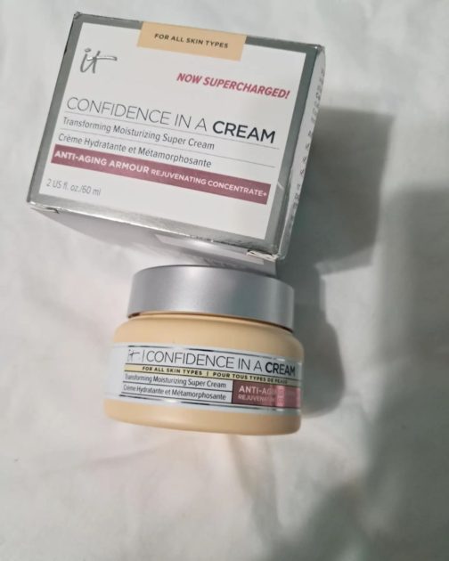 it cosmetics confidence in a cream jar with box.