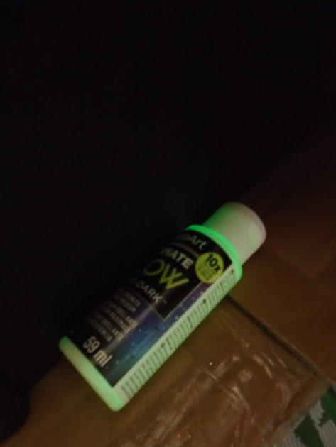 Deco art glow in the dark paint glowing (green)