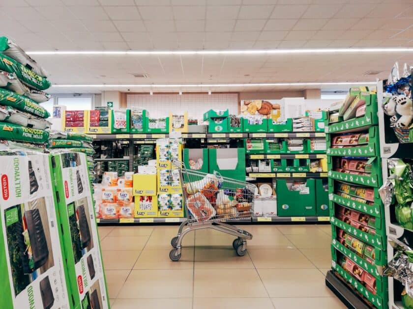 abandoned shopping cart in grocery store. source  pexels dot com