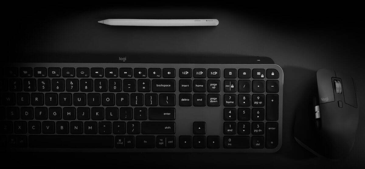Logitech keyboard, mouse and stylus pen. Image source unsplash dot com.