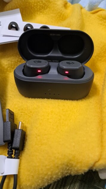 Skullcandy Sesh ANC earbud case open showing a red light.