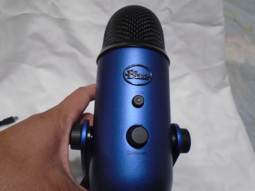 Blue Yeti mick front. Mute button and volume control knobs.