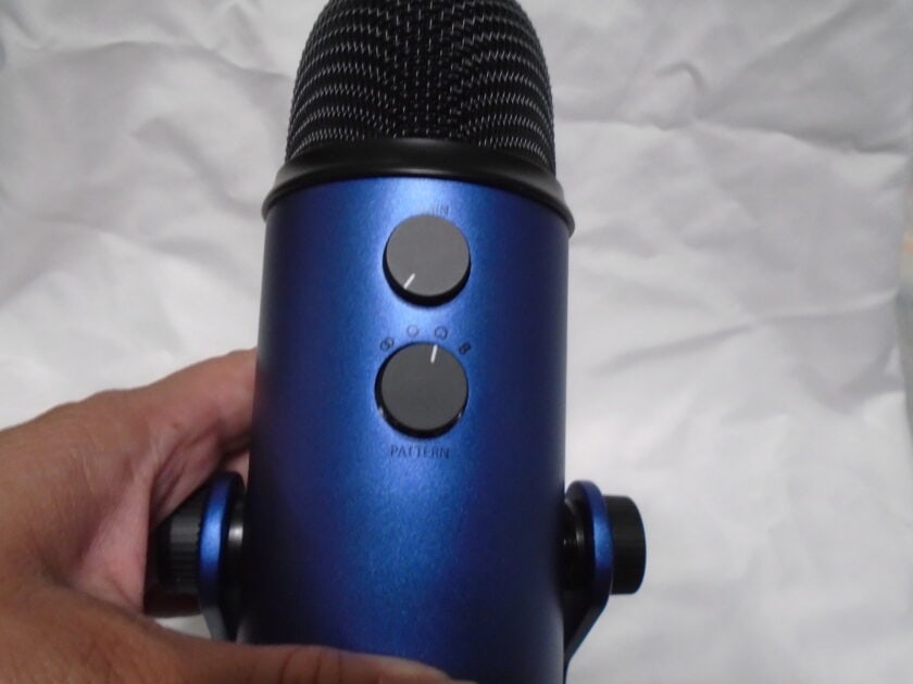 Blue Yeti Mic back. Gain knob (Top) Mic directions (botton knob).