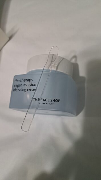 The face shop the therapy vegan moisture bledning cream jar with patula.