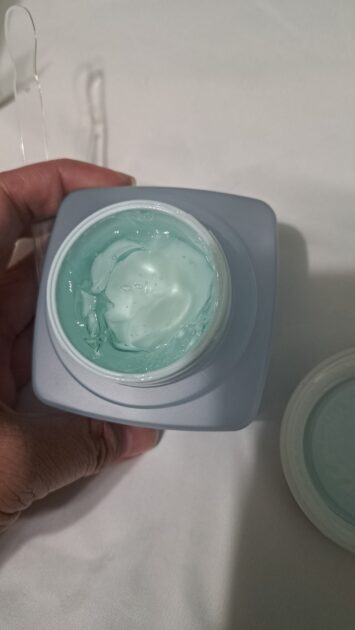 The face shop the therapy vegan moisture blending cream layers in jar. clear top layer and cream bottom later.