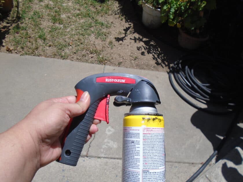 Side view Rust-Oleum comfort girp attached to a spraypaint can.