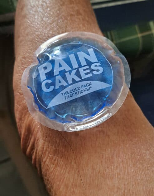 blue pain cakes, arm